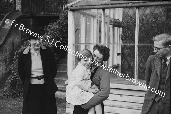 DR.ROBERT(ROBBIE) O'MEARA & FAMILY AT 81 PEMBROKE ROAD INCL MRS MCDONNELL (MARY O'M)